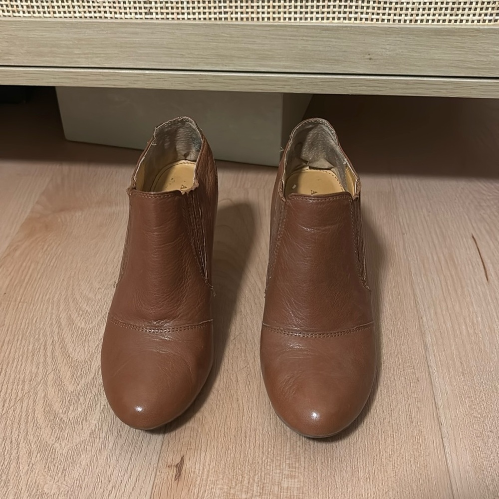 Women’s brown leather heels, size 6.5